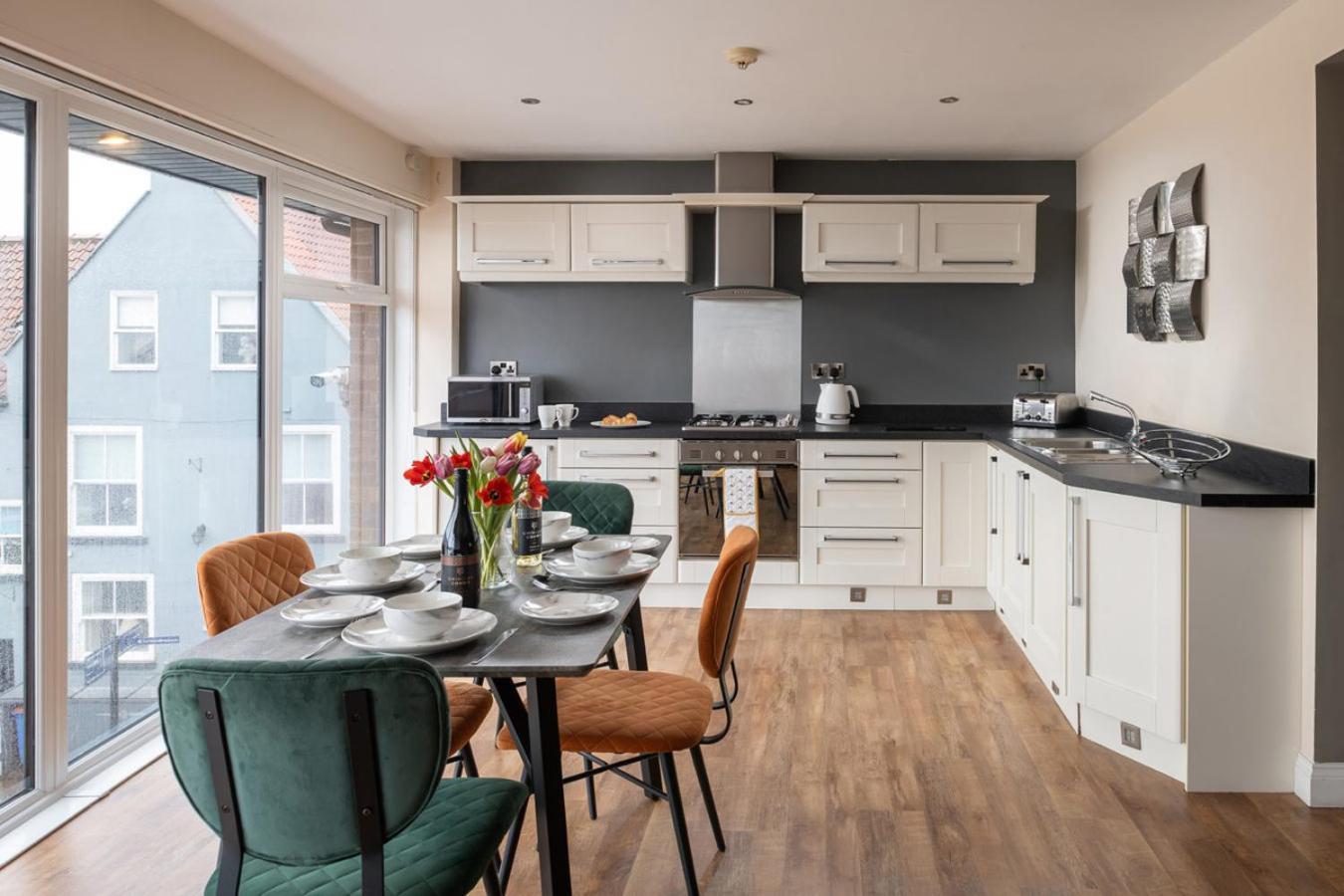 Number 3 Pier Road Apartment 惠特比 外观 照片